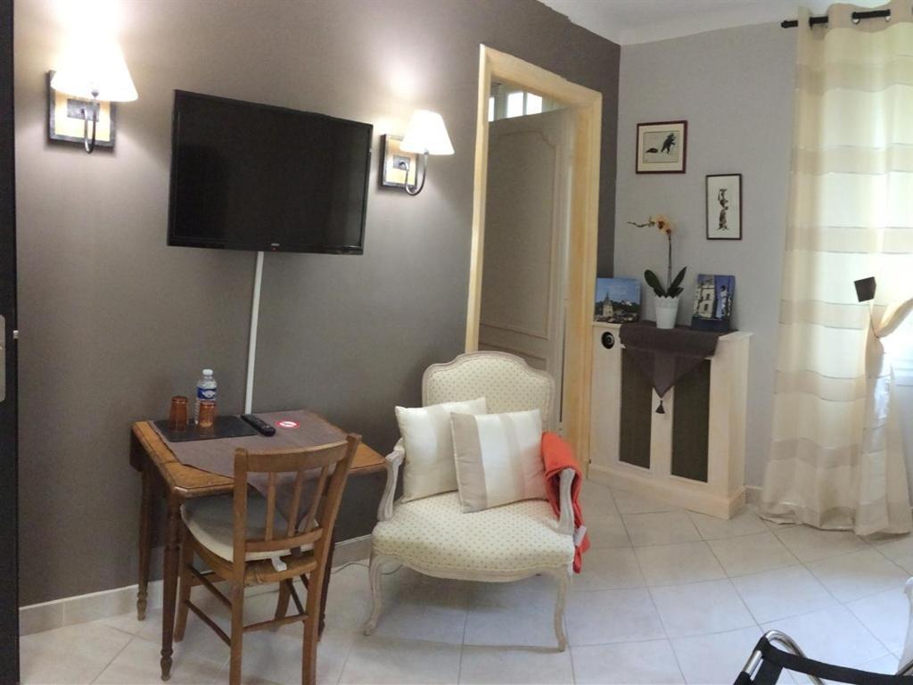 Hotel La Colliniére Sainte-Gemme-Moronval Habitación foto
